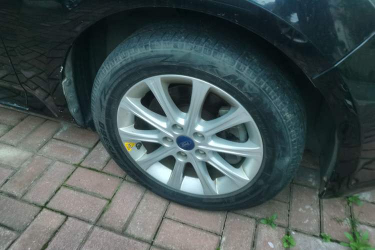 Used Ford Mondeo 2011 2.3L Fashion Edition Right Front Wheel Hub