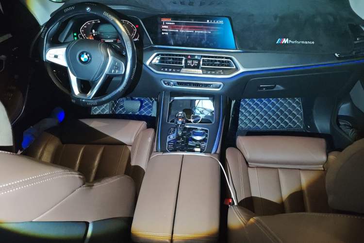 Used BMW X7 2020 xDrive40i Luxury Package with Leading Features Audio And AC Panel