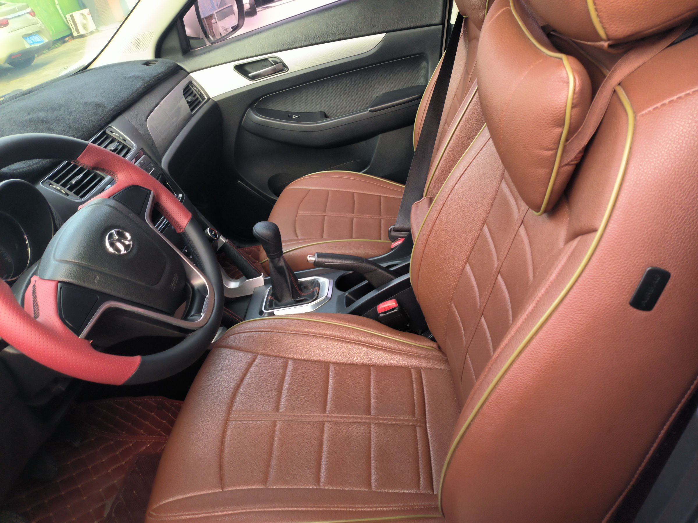 المقاعد الأمامية داخل السيارة