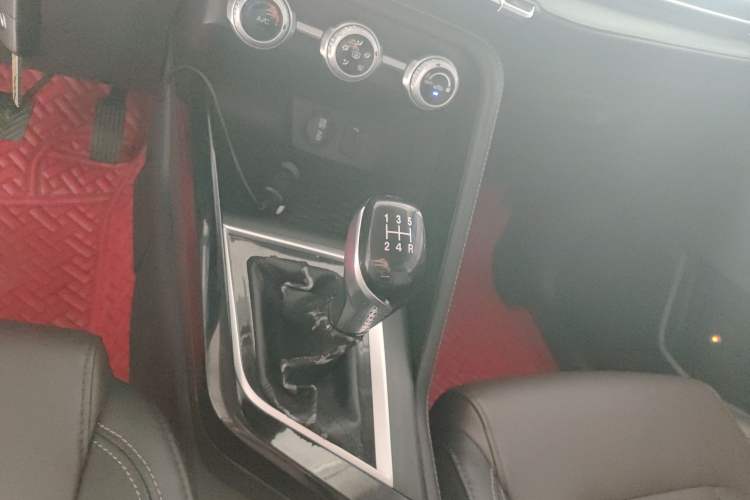 Used CHANGAN CS15 2019 1.5L Manual Entry-Level Version China VI Standard Gear Lever