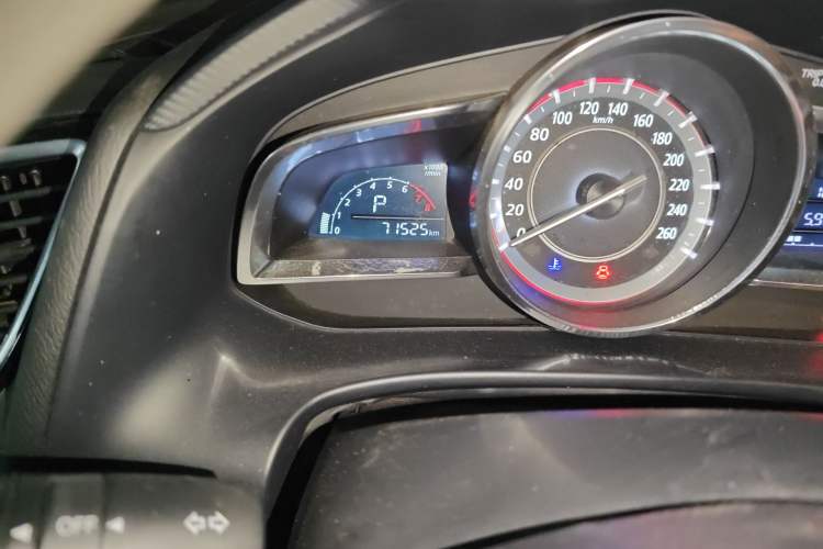 Used Mazda 3 Axela 2014 Sedan 1.5L Automatic Luxury Model
