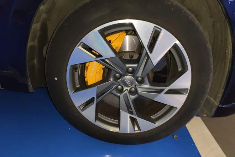 Used Audi e-tron 2019 55 quattro Fashion Edition Right Front Wheel Hub