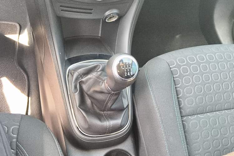 Used Chevrolet Trax 2014 1.4T Manual Two-Wheel Drive Comfort Model Gear Lever