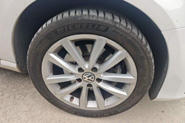 Used Volkswagen Magotan 2012 Travel Edition 2.0 TSI Comfort Version Right Front Wheel Hub