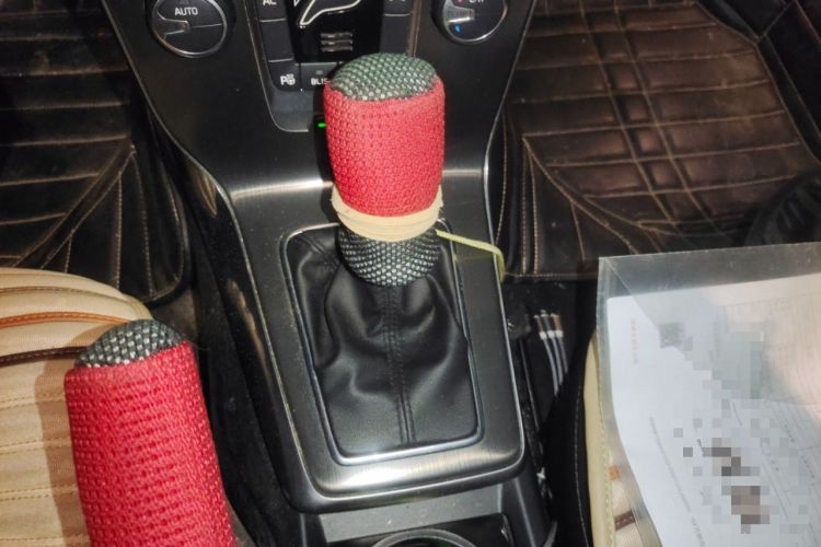 Used Volvo V40 2014 2.0T Zhiya Edition Gear Lever