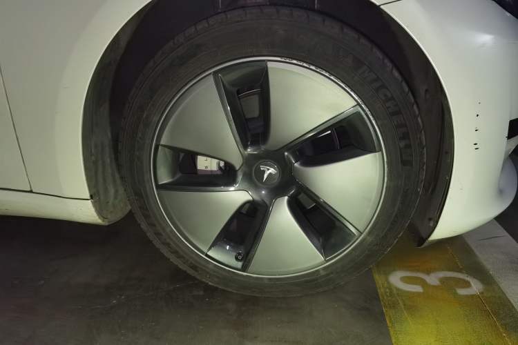 Used Tesla Model 3 2022 Rear-Wheel-Drive Version Right Front Wheel Hub