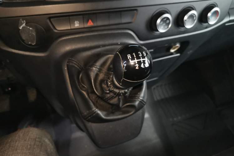 Used JMC Fushun 2022 2.0T Manual Multi-Function Passenger Vehicle Short Wheelbase Low Roof 6-Seater