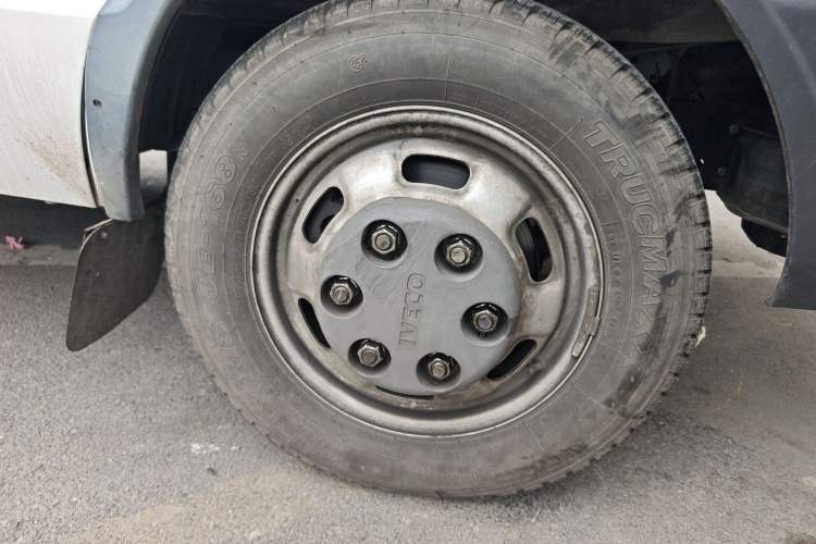 Used Iveco Daily 2020 2.5T A35 Passenger Van with Dual Tires Mid-Roof Design 5-9 Seater China V Emission Standard