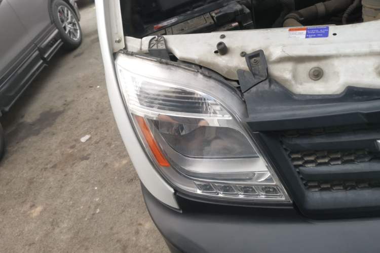 Used SAIC MAXUS Xintu V80 2017 2.5T 6-Speed Manual Aoyuntong National V Short Wheelbase Mid-Height 5/6/10-Seater Right Front Headlight