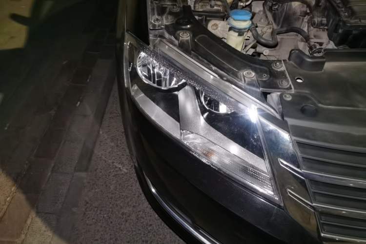 Used Volkswagen Lavida 2013 Revised Version 1.6L Automatic Luxury Edition Right Front Headlight