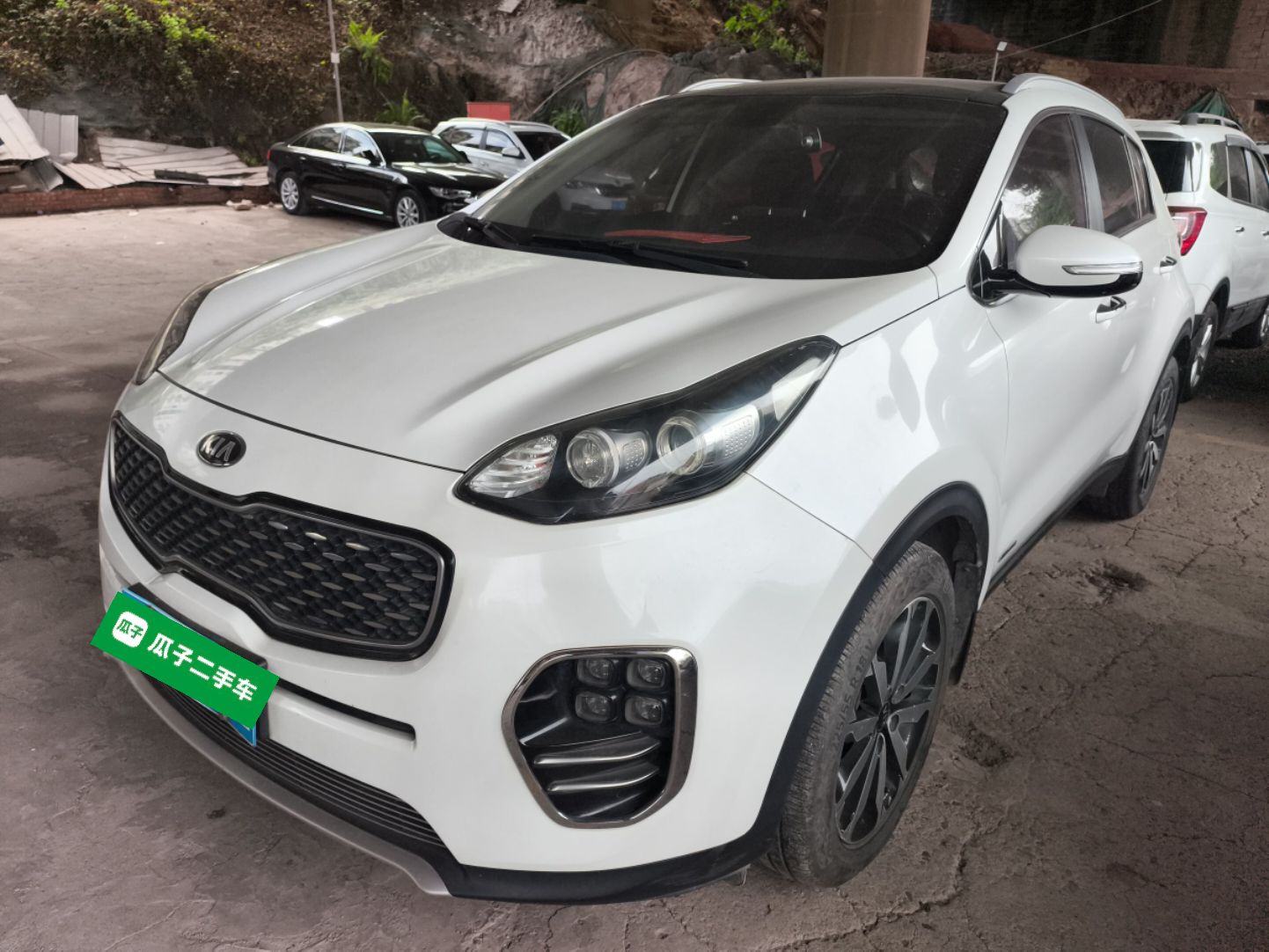 Под передней частью автомобиля