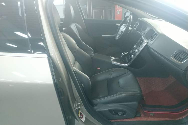 Used Volvo V60 2015 T5 Zhiya Edition
