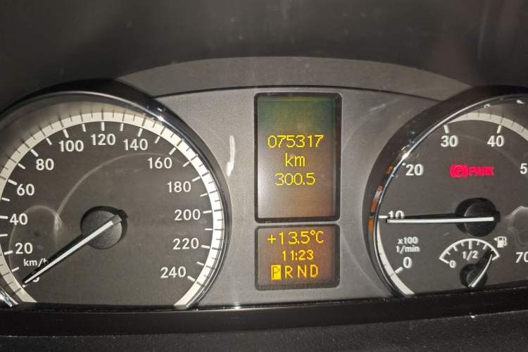 Used Mercedes-Benz Viano 2013 3.5L Haoci version Odometer Close Up
