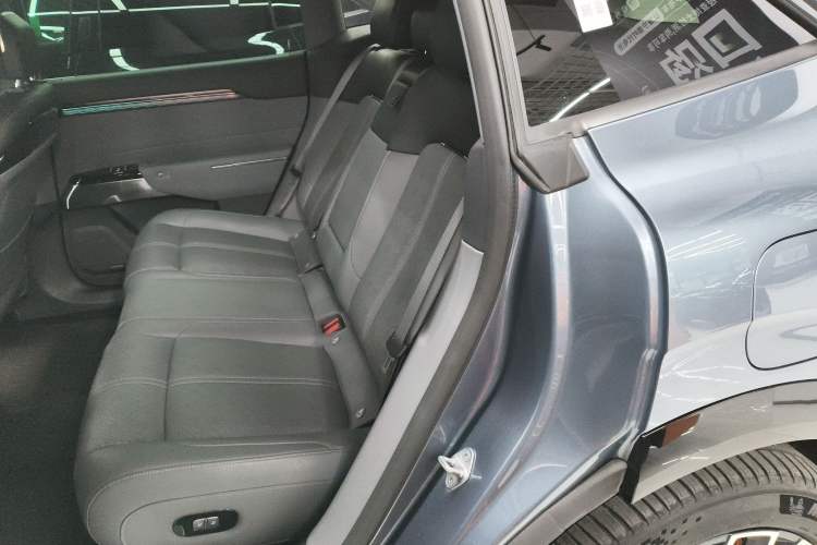 Used Zeekr 7X 2025 100 kWh Long-Range Rear-Wheel Drive with Intelligent Driving Features