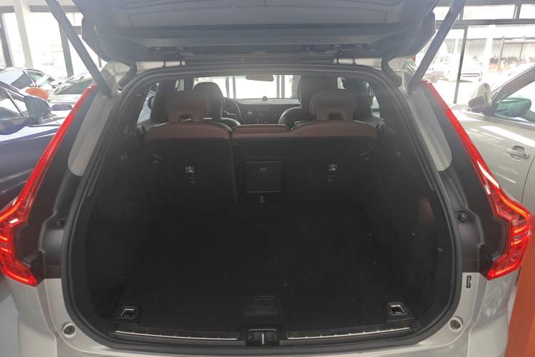 Used Volvo XC60 2023 B5 4x4 Smart Luxury Edition Trunk
