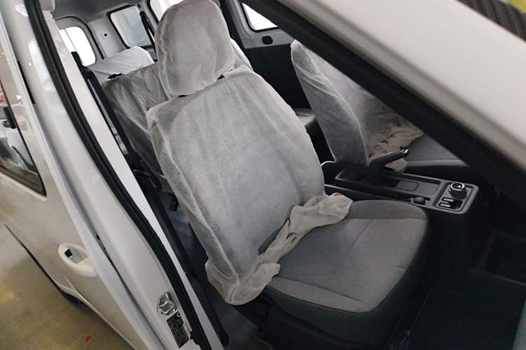 Used Wuling Yangguang 2024 300KM Comfort Version Passenger Van 75kW
