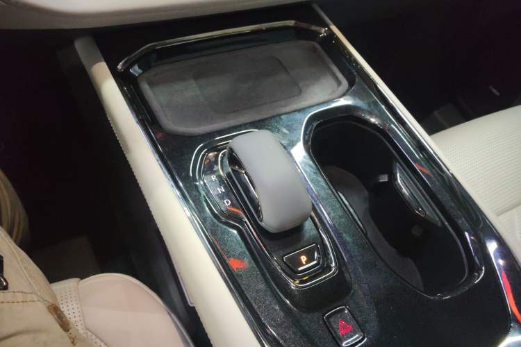 Used Zeekr 009 2024 Six-Seat Executive Version 4WD 108 kWh Gear Lever