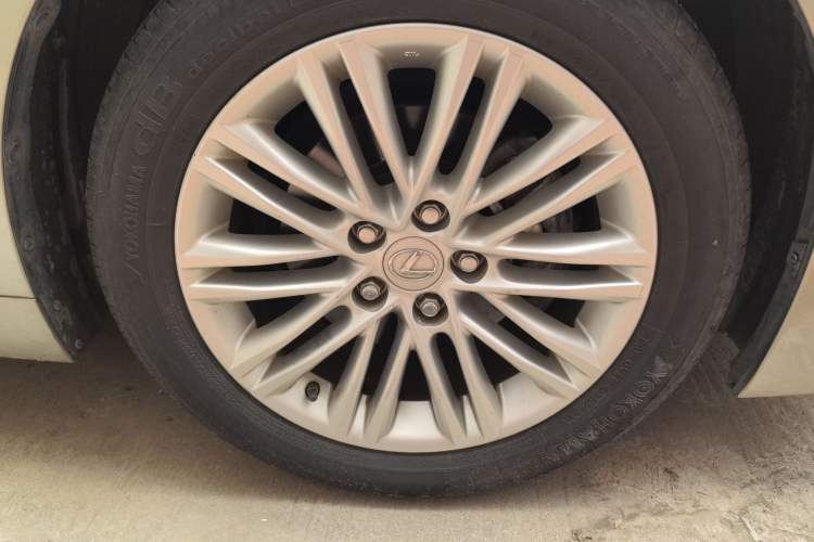 Used Lexus ES 2015 200 Elite Edition Right Front Wheel Hub