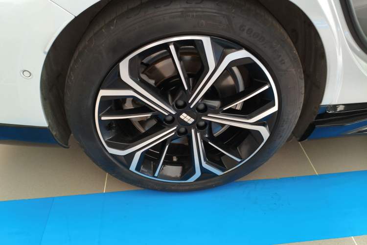 Used Geely Galaxy E8 2025 700 km Long-Range Intelligent Driving Version Exterior 5