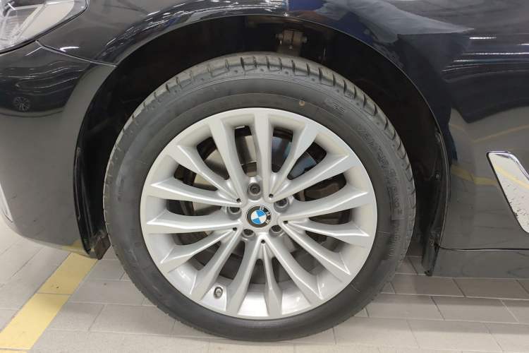Used BMW 5 Series 2022 Second Facelift 525Li Luxury Package Left Front Wheel Hub