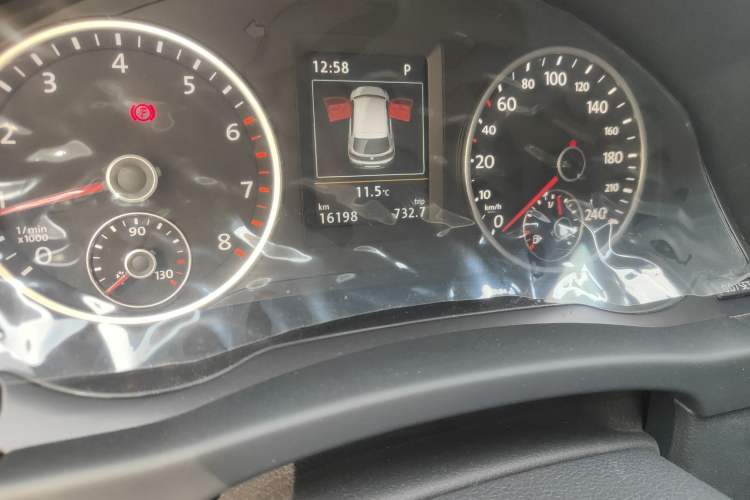 Used Volkswagen Tiguan 2015 1.8TSI Automatic All-Wheel-Drive Luxury Model Odometer Close Up