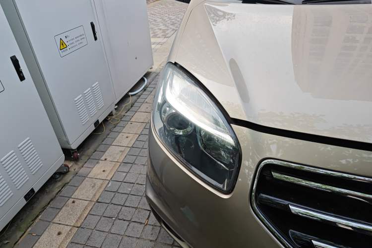 Used Renault Koleos 2012 2.5 4x4 Urban Edition Right Front Headlight