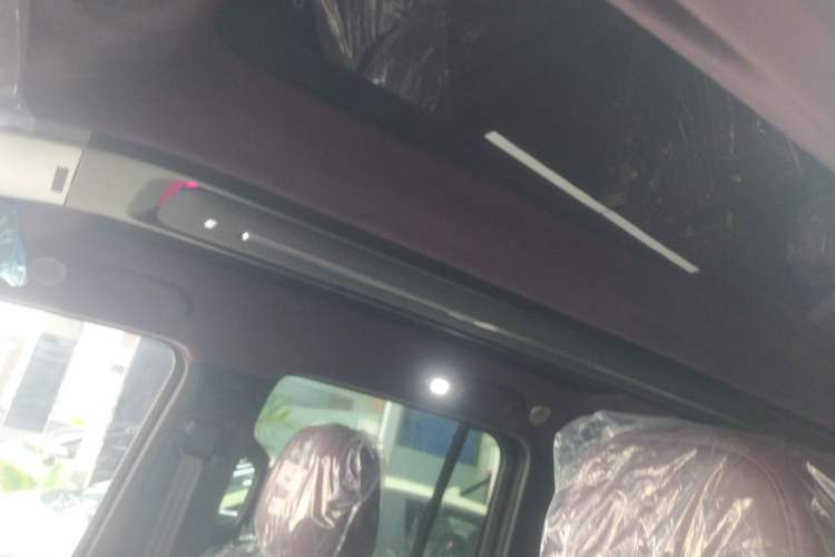 Used iCAR V27 2026 Model 200KM Four-Wheel Drive Falcon 500 Headliner