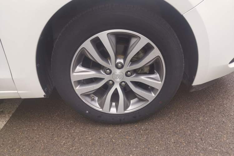 Used Buick GT 2018 18T Automatic Elite Model Right Front Wheel Hub