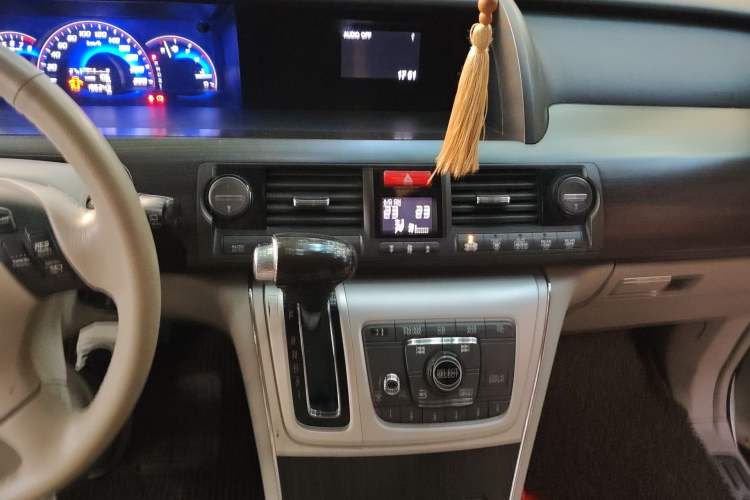 Used Honda Elysion 2012 2.4L VTi-S Prestige Edition Audio And AC Panel