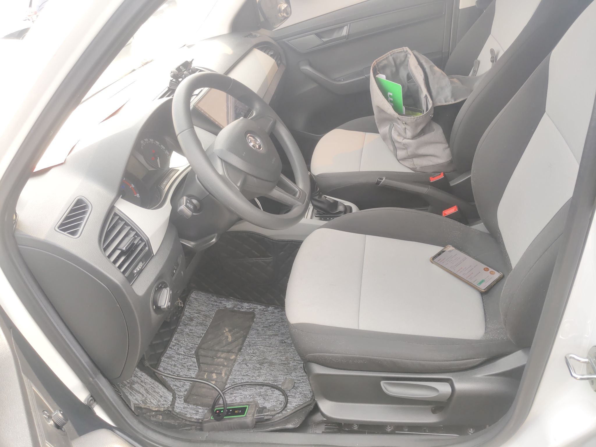 المقاعد الأمامية داخل السيارة