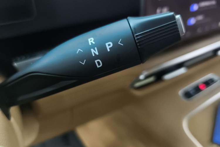 Used VOYAH Dream 2025 PHEV Four-Wheel Drive Prestige Kunpeng Edition Gear Lever