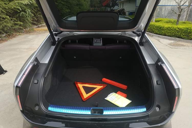 Used XPeng P7 2025 Model—702 Long Range Ultra Trunk