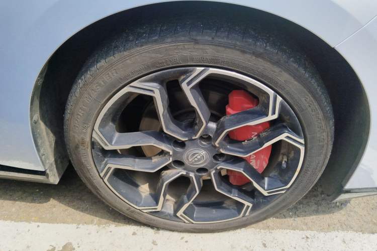 Used Nissan N7 2025 510 Max Right Front Wheel Hub