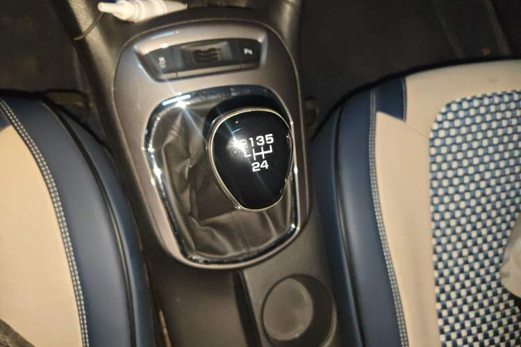 Used Chevrolet Cruze 2015 1.5L Manual Elite Edition Gear Lever