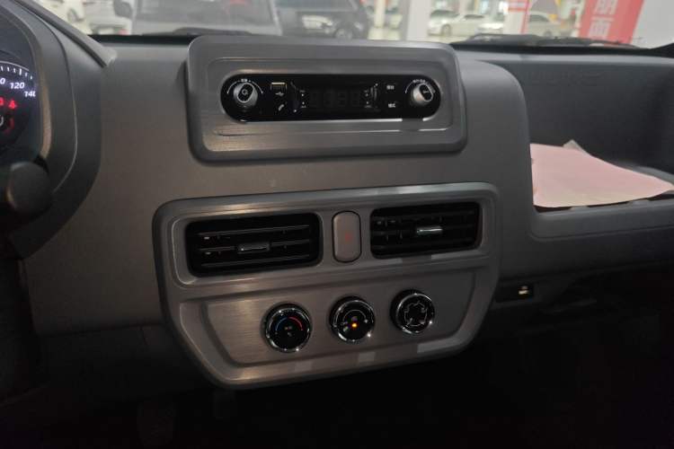 Used Wuling Yangguang 2025 Model 310KM Bus Edition—Customized by CATL Audio And AC Panel