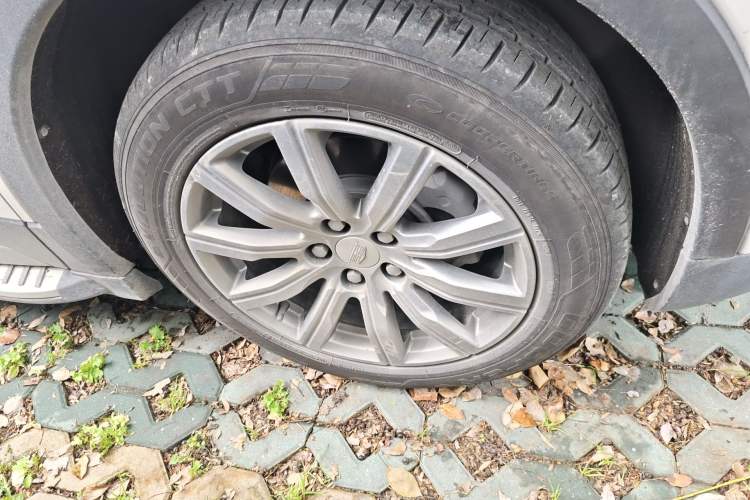 Used Cadillac XT4 2018 28T Two-Wheel-Drive Luxury Model Right Front Wheel Hub