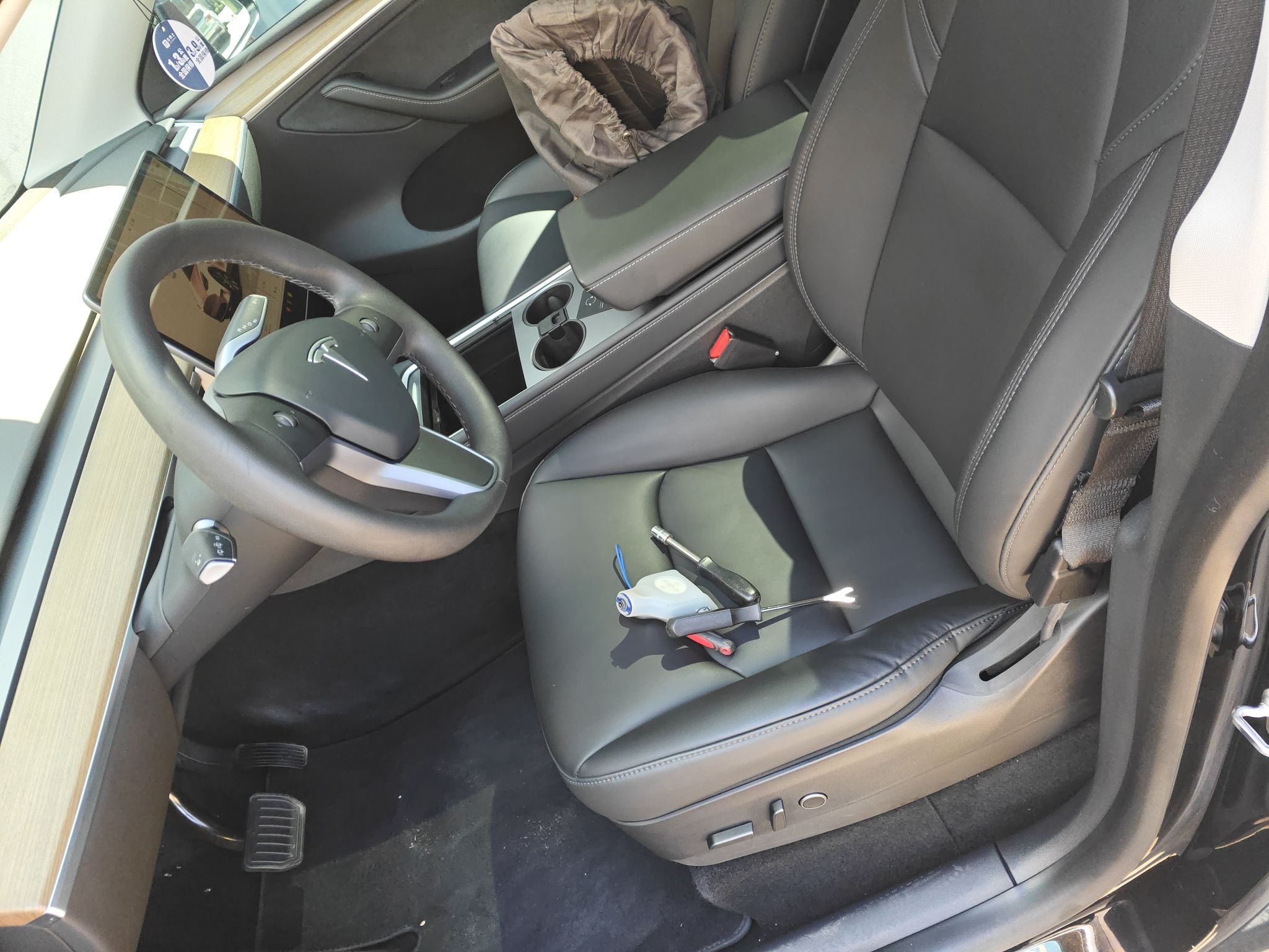 المقاعد الأمامية داخل السيارة