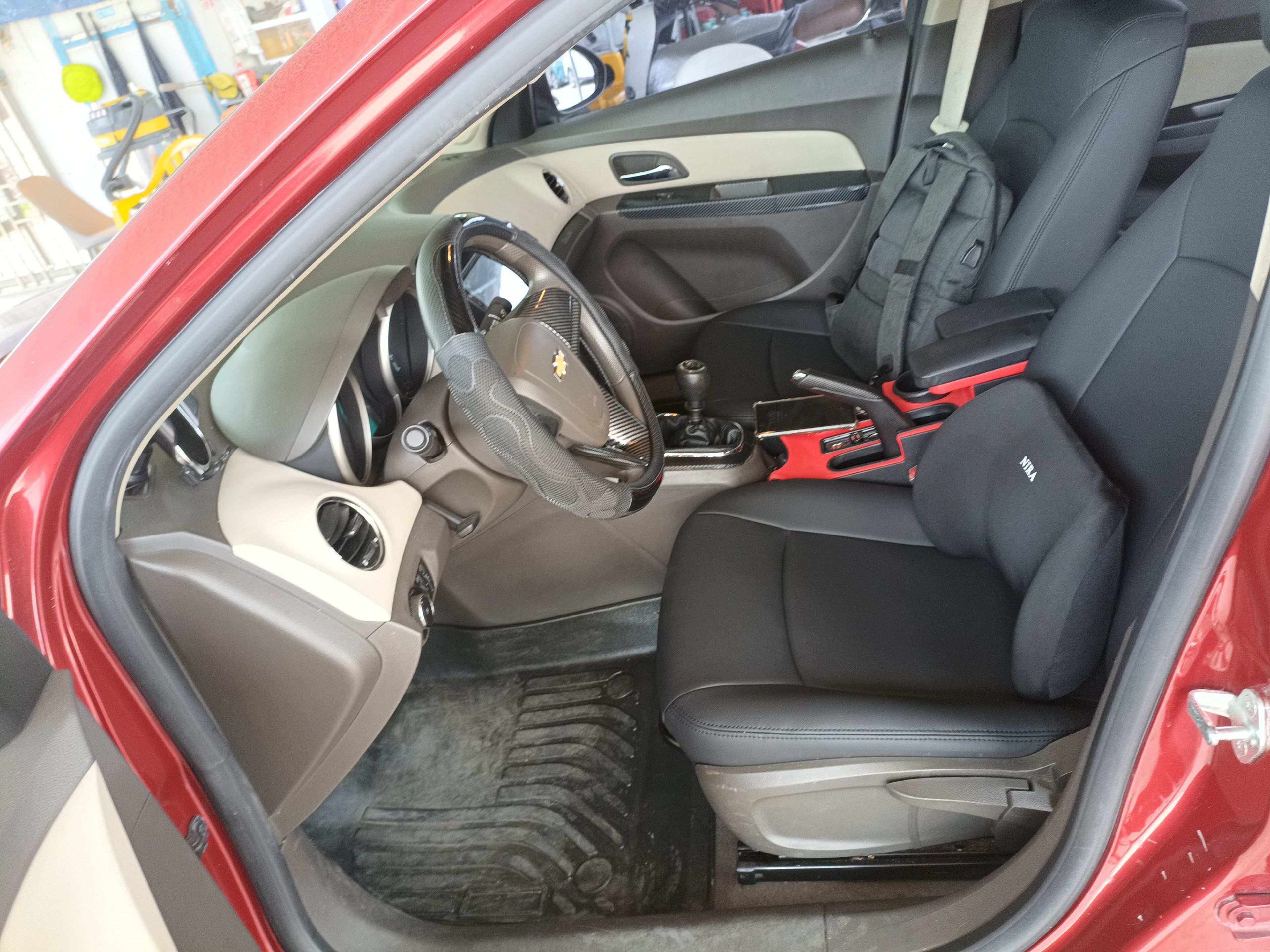 المقاعد الأمامية داخل السيارة