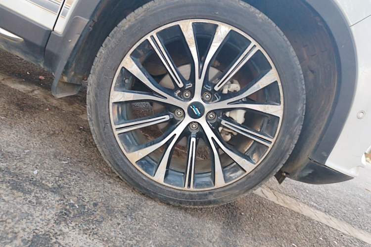 Used CHANGAN OSHAN X7 2020 1.5T Automatic Parking with Facial Recognition – Spacey & Carefree Edition Right Front Wheel Hub