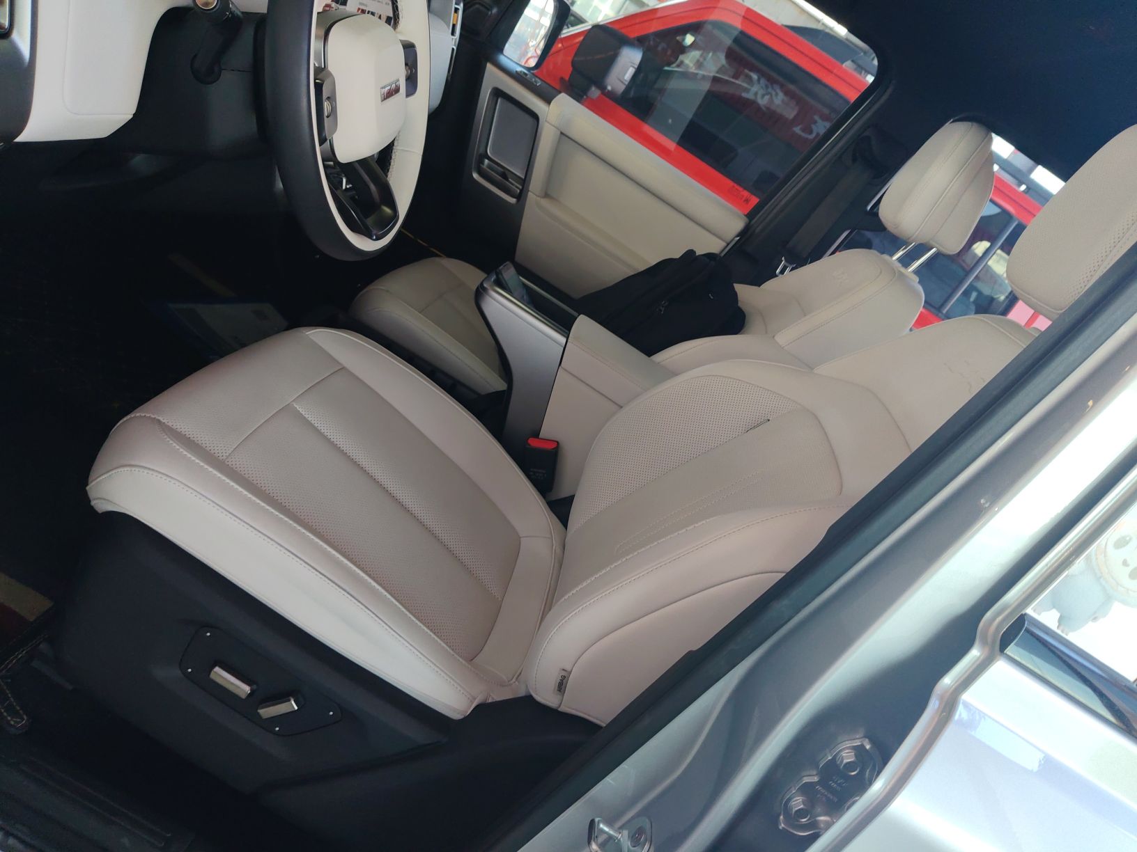 Переднее сиденье в автомобиле