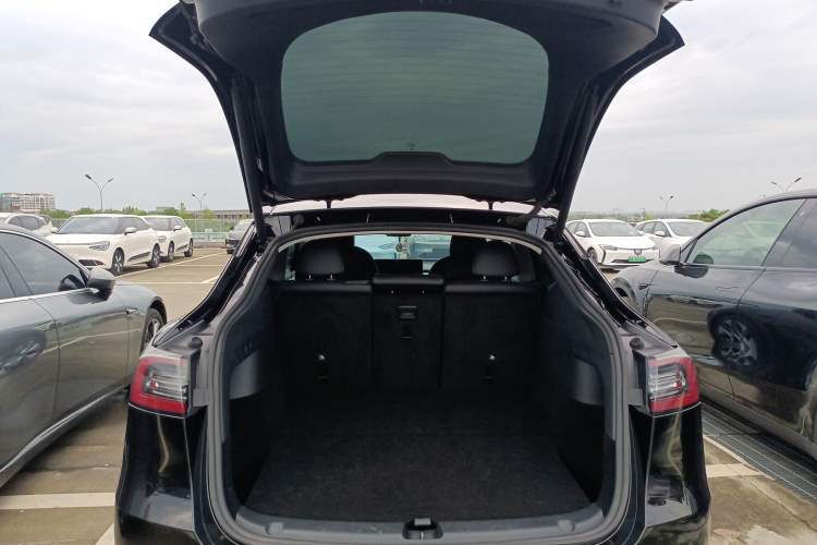 Used Tesla Model Y 2021 Standard Range Rear-Wheel Drive Version Trunk