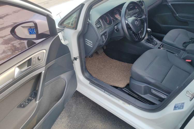 Used Volkswagen Golf 2016 230TSI Automatic Comfort Version Driver Seat