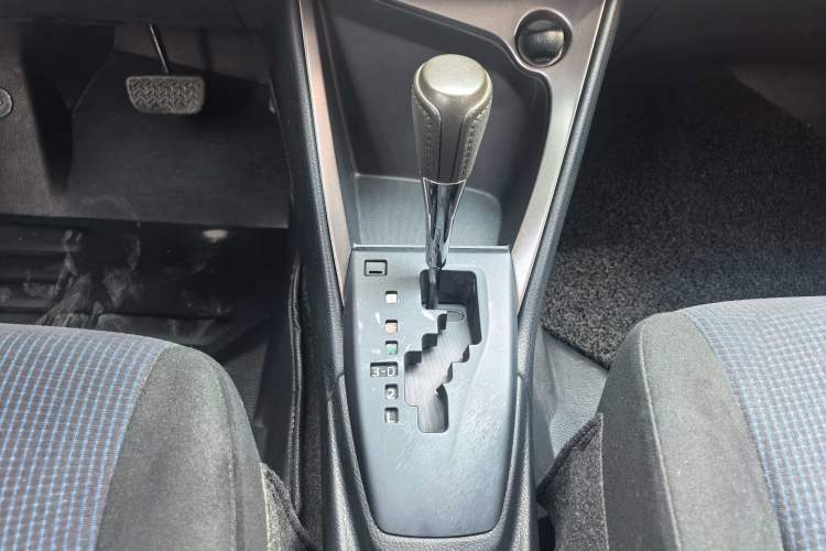 Used Toyota YARiS L Zhi Xuan 2015 1.5E Automatic Charm Edition Gear Lever