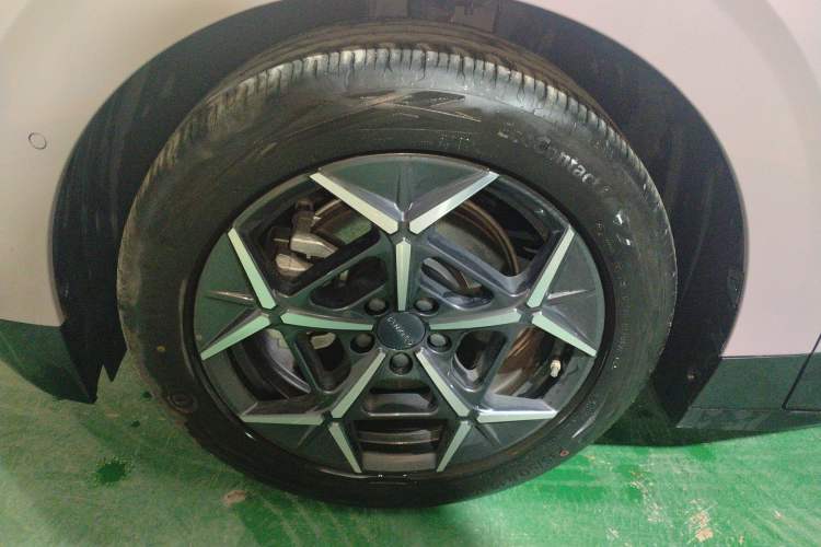 Used Lynk & Co Z20 2025 530 km Range Rear-Wheel Drive Max Left Front Wheel Hub