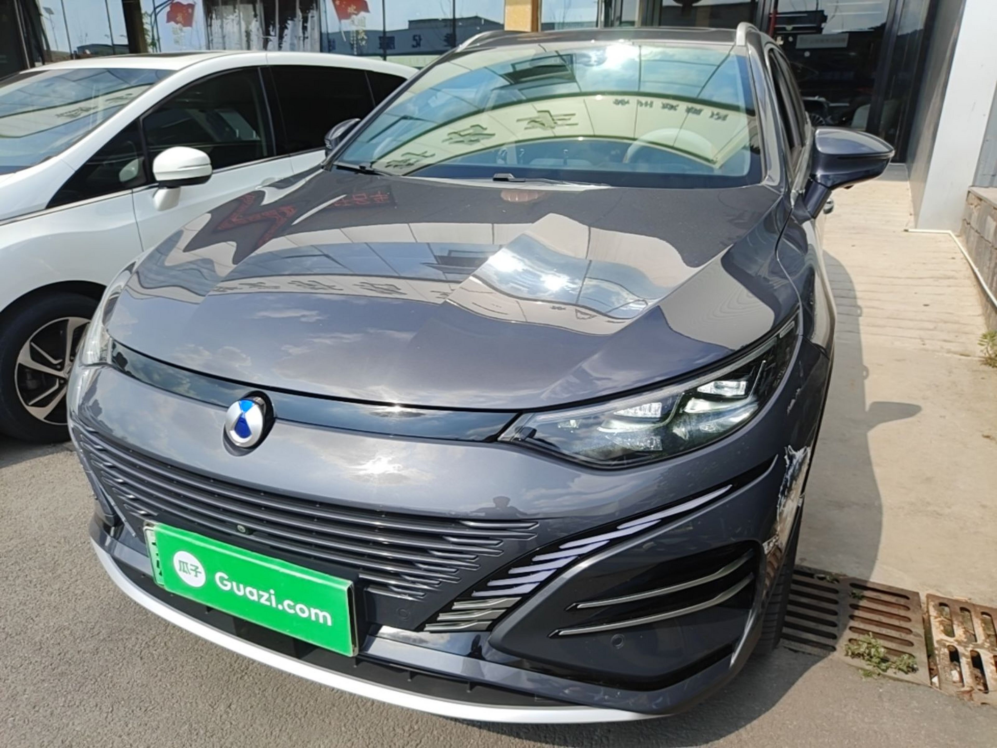Под передней частью автомобиля