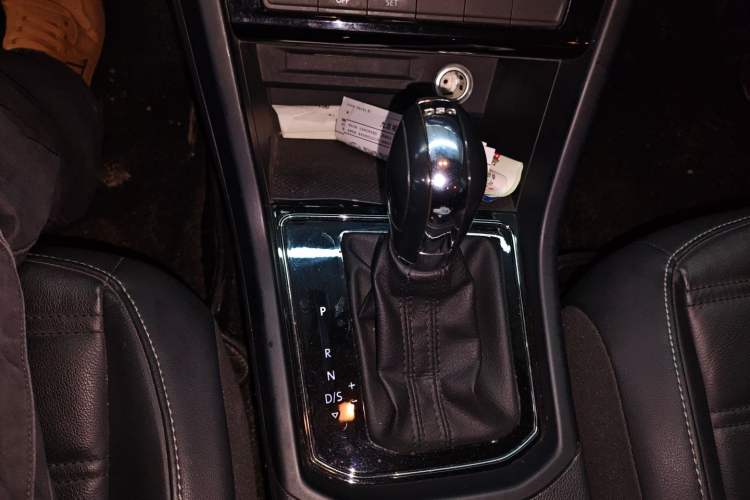 Used Volkswagen Touran 2016 Volkswagen Touran L 280TSI DSG Comfort Edition Gear Lever