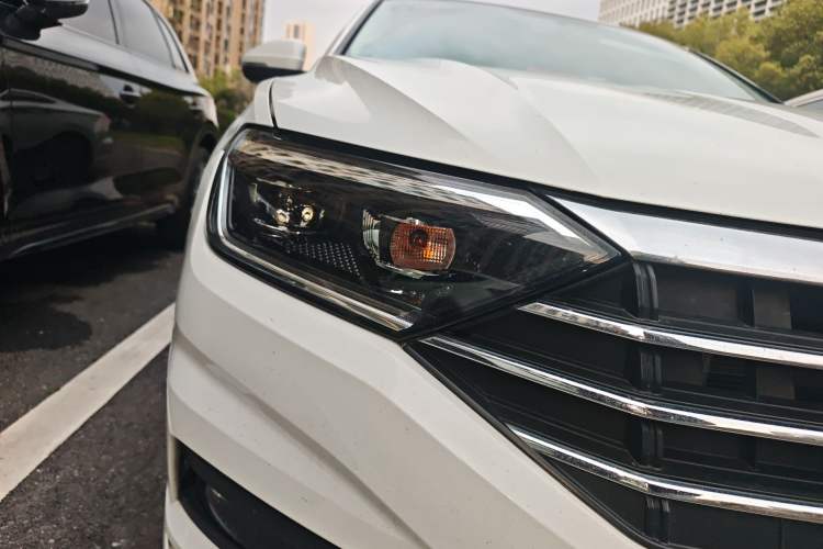 Used Volkswagen Sagitar 2019 280TSI DSG Comfort Version China VI Standard Right Front Headlight