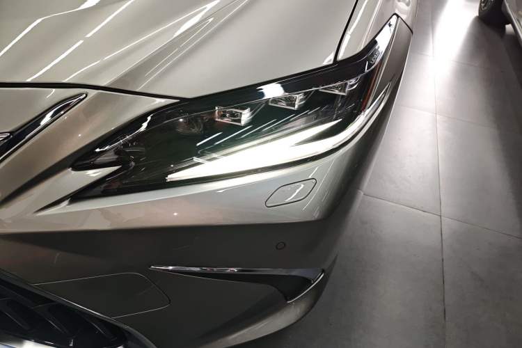 Used Lexus ES 2022 300h Deluxe Edition