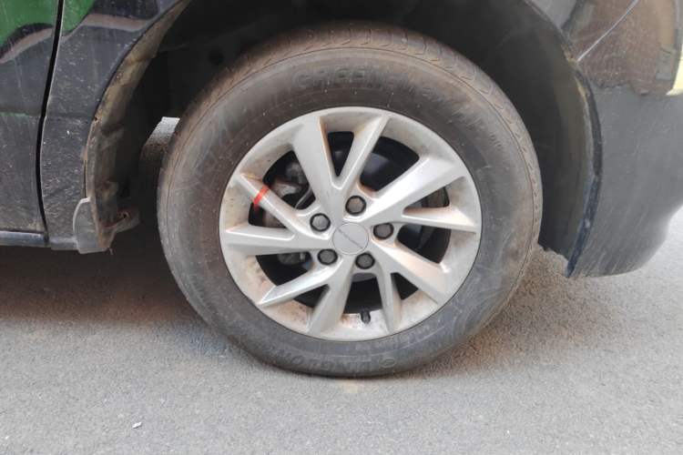 Used FORTHING Lingzhi PLUS 2024 1.5T Manual Luxury 7-Seater Right Front Wheel Hub