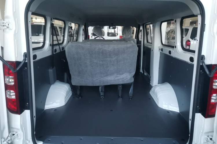 Used Wuling Yangguang 2025 Model 400km Bus Edition—Comfort Edition